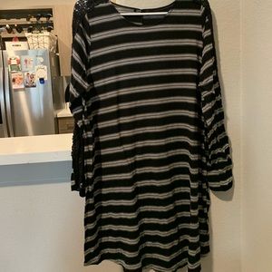 Long Sleeve Mid-Dress with detailed sleeves. XL